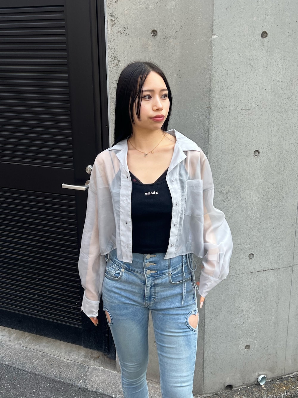 グレー系のシャツ/ブラウス、ブラック系のキャミソール、ブルー系のデニムパンツを着用したレディースの春コーディネートの4枚目の写真