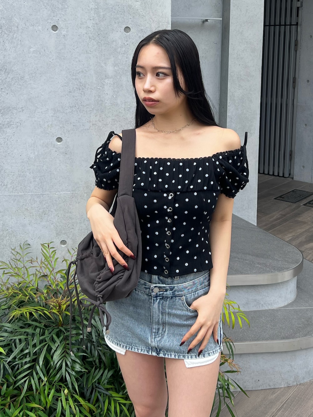 その他のTシャツ/カットソー、ブルー系のスカート、ブラック系のブーツを着用したレディースの夏コーディネートの4枚目の写真