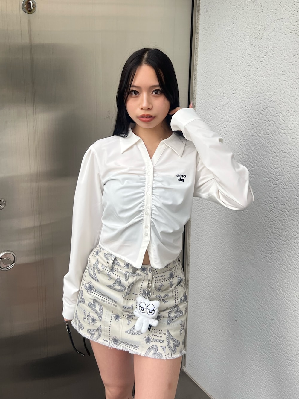 ホワイト系のシャツ/ブラウス、ホワイト系のスカート、ブラック系のローファーを着用したレディースの春コーディネートの4枚目の写真