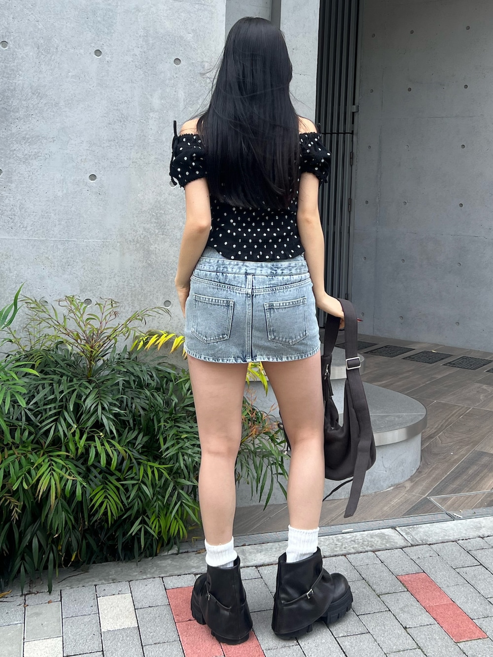 その他のTシャツ/カットソー、ブルー系のスカート、ブラック系のブーツを着用したレディースの夏コーディネートの3枚目の写真