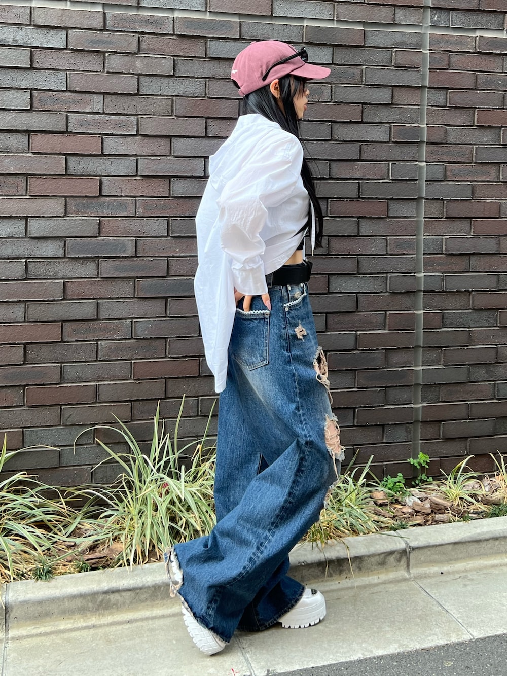 ホワイト系のシャツ/ブラウス、ブルー系のデニムパンツ、ブラック系のベルトを着用したレディースの春コーディネートの2枚目の写真