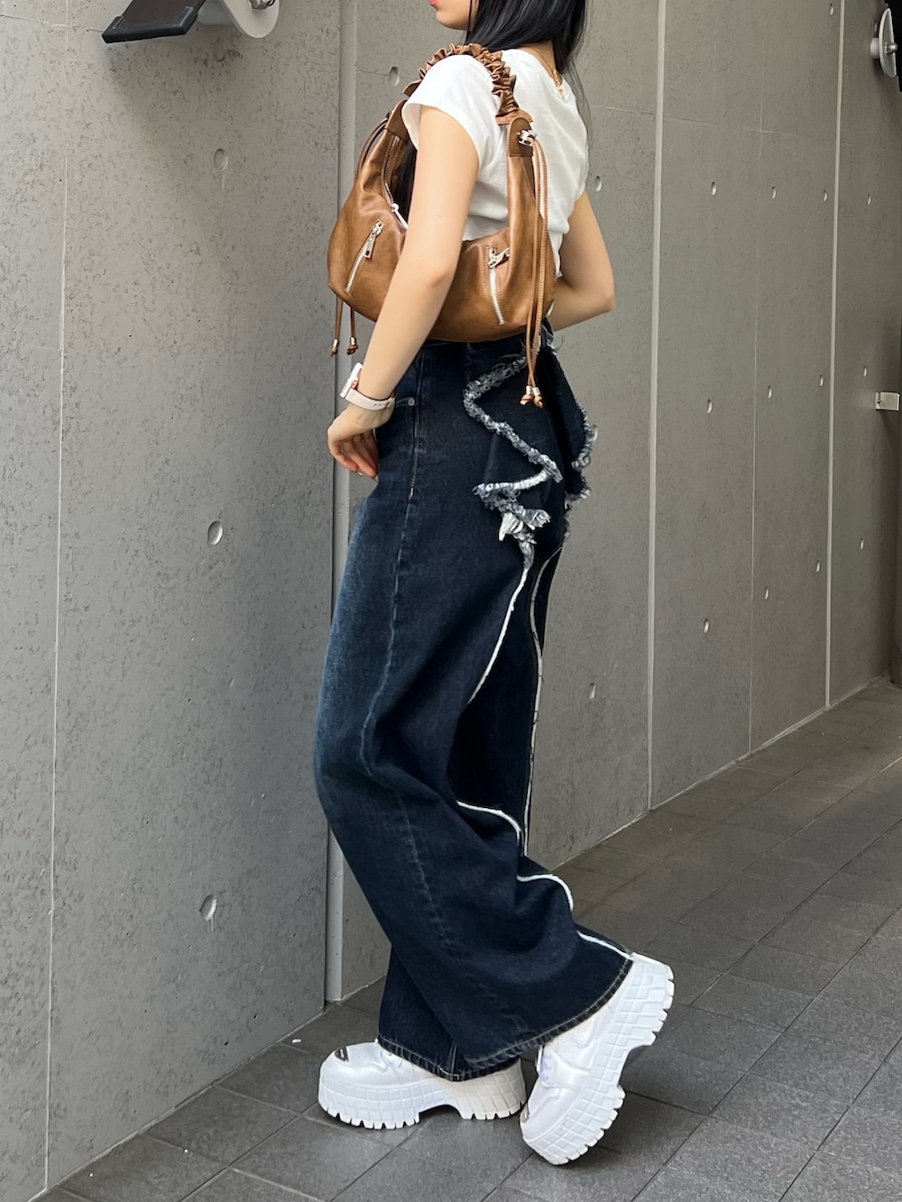 ホワイト系のTシャツ/カットソー、ブルー系のデニムパンツを着用したレディースの春コーディネートの2枚目の写真