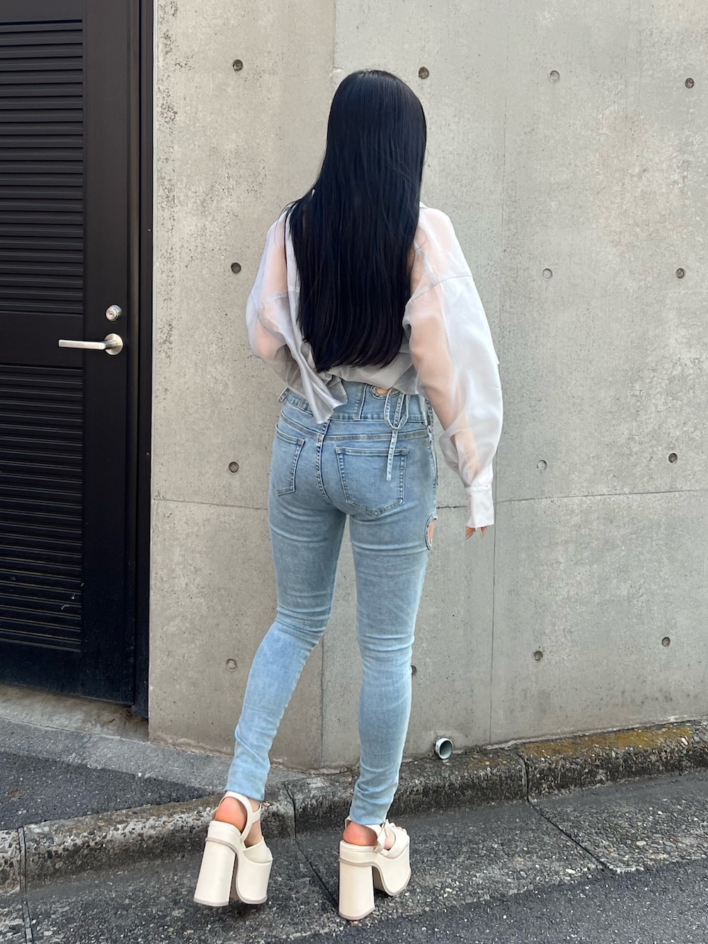 グレー系のシャツ/ブラウス、ブラック系のキャミソール、ブルー系のデニムパンツを着用したレディースの春コーディネートの3枚目の写真