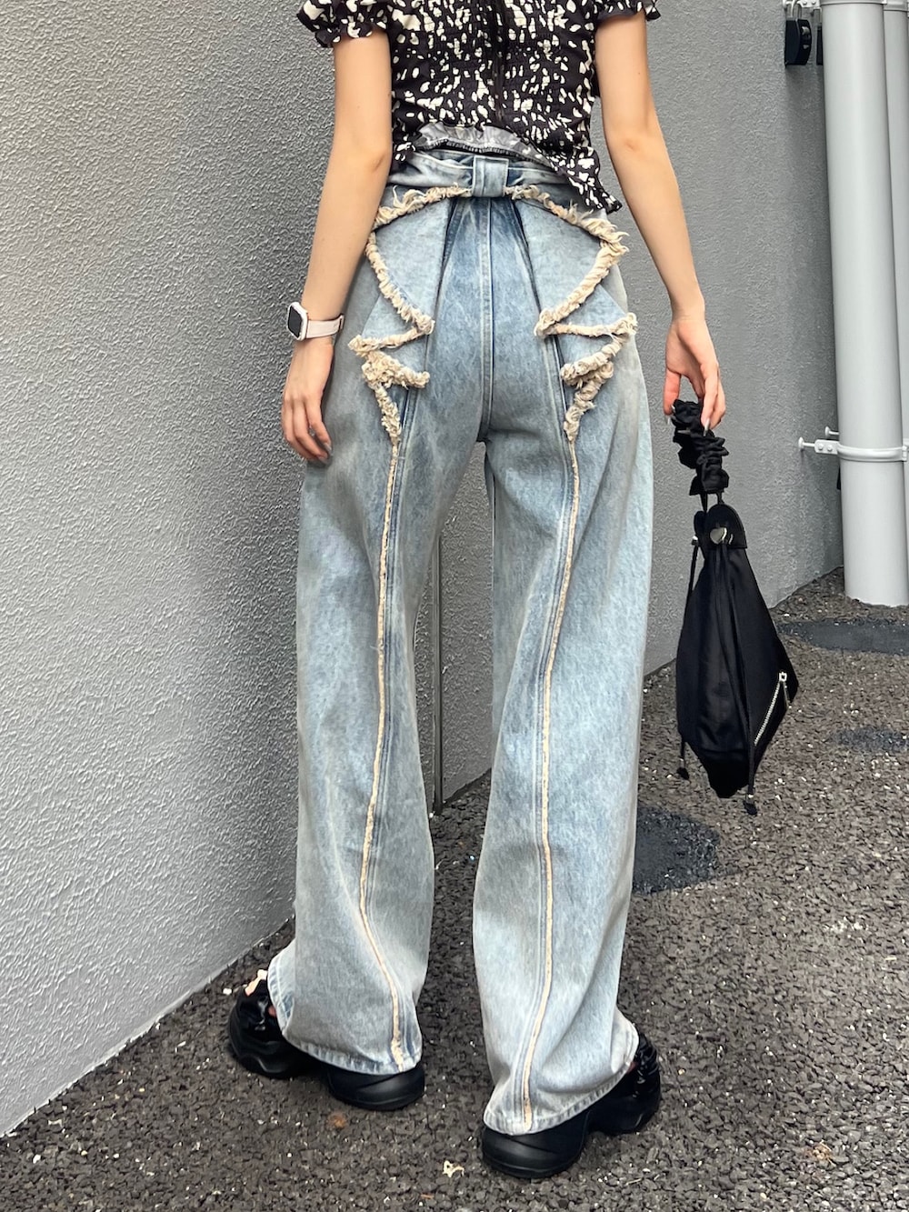 その他のシャツ/ブラウス、ブルー系のデニムパンツ、ブラック系のサンダルを着用したレディースの夏コーディネートの5枚目の写真