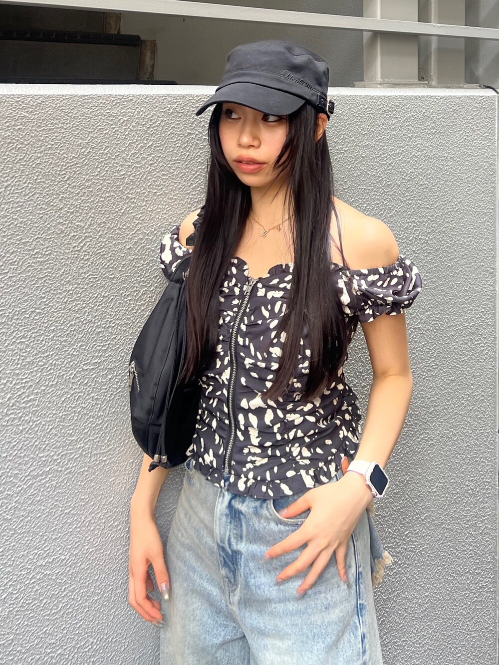 その他のシャツ/ブラウス、ブルー系のデニムパンツ、ブラック系のサンダルを着用したレディースの夏コーディネートの4枚目の写真