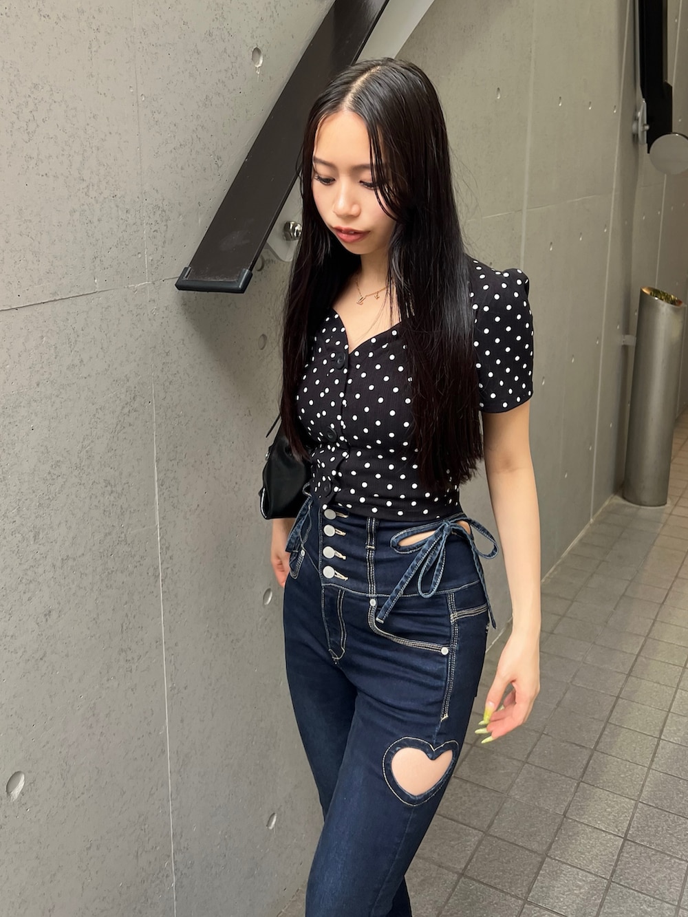 その他のTシャツ/カットソー、ブルー系のデニムパンツ、ブラック系のハンドバッグを着用したレディースの夏コーディネートの5枚目の写真