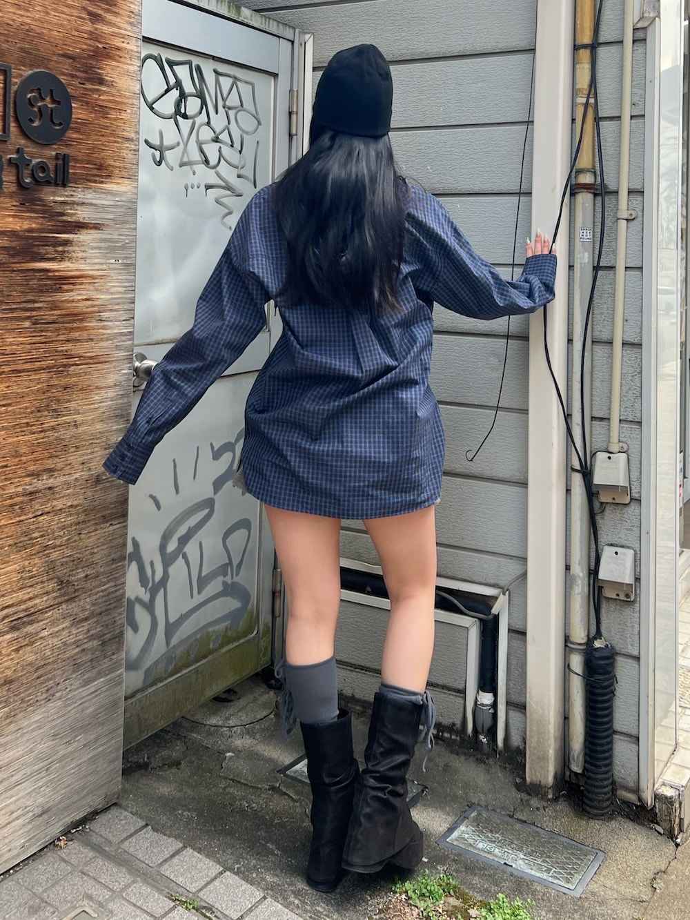 ブルー系のシャツ/ブラウス、ベージュ系のスカート、ブラック系のサンダルを着用したレディースの冬コーディネートの3枚目の写真