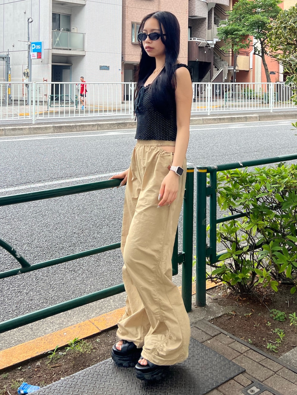 その他のタンクトップ、ベージュ系のその他パンツ、ブラック系のサンダルを着用したレディースの夏コーディネートの2枚目の写真