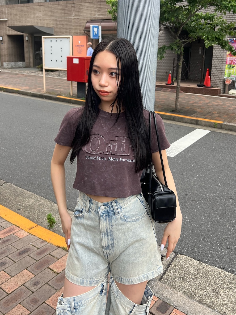 ブラウン系のTシャツ/カットソー、ブルー系のデニムパンツ、ブラック系のサンダルを着用したレディースの夏コーディネートの4枚目の写真