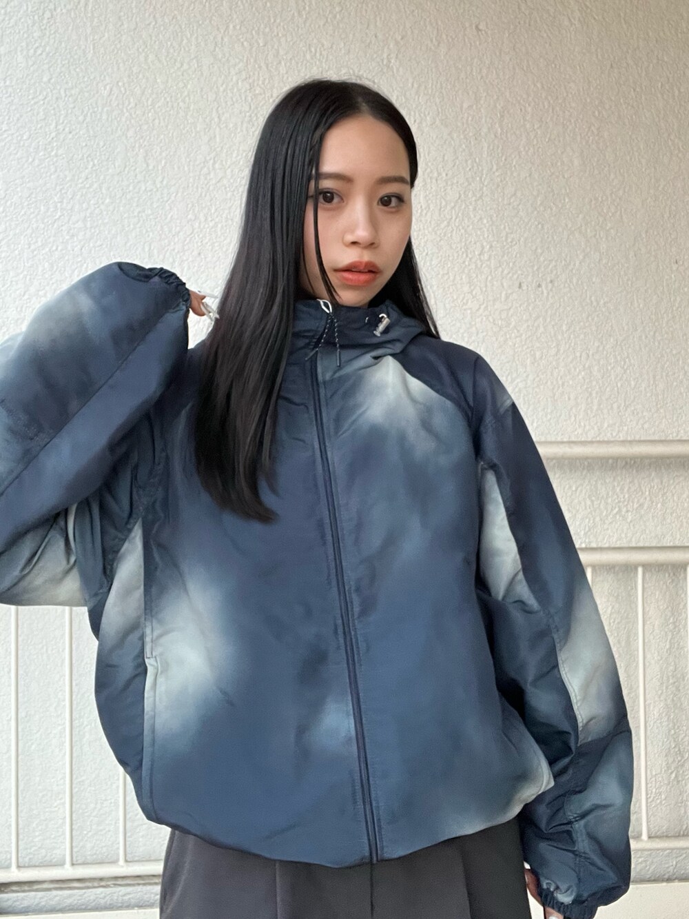 その他のブルゾン、グレー系のその他パンツ、ブラック系のローファーを着用したレディースの春コーディネートの4枚目の写真