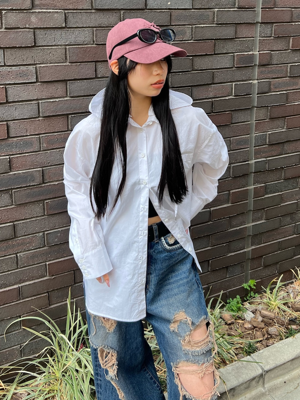 ホワイト系のシャツ/ブラウス、ブルー系のデニムパンツ、ブラック系のベルトを着用したレディースの春コーディネートの4枚目の写真