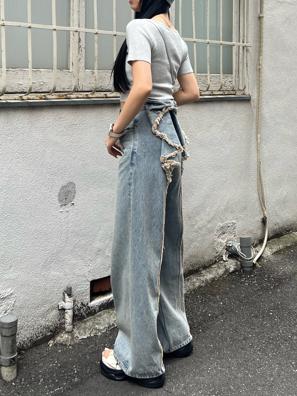 グレー系のニット/セーター、ブルー系のデニムパンツ、グレー系のニットキャップ/ビーニーを着用したレディースの春コーディネートの2枚目の写真