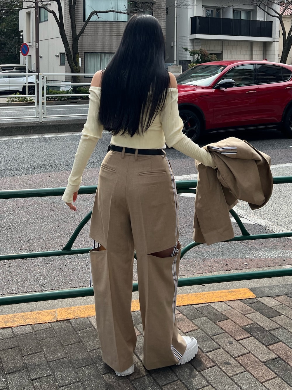 ベージュ系のその他パンツ、ホワイト系のTシャツ/カットソー、ベージュ系のテーラードジャケットを着用したレディースの春コーディネートの3枚目の写真