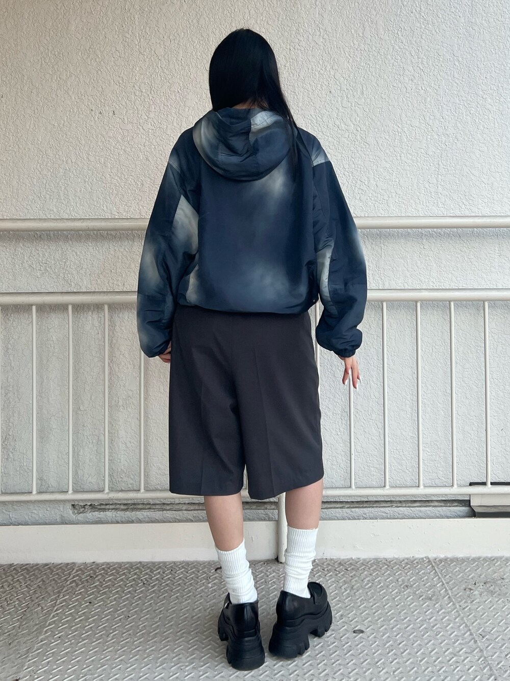 その他のブルゾン、グレー系のその他パンツ、ブラック系のローファーを着用したレディースの春コーディネートの3枚目の写真