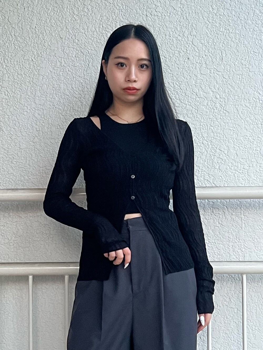 グレー系のその他パンツ、ブラック系のニット/セーター、ブラック系のローファーを着用したレディースの春コーディネートの4枚目の写真