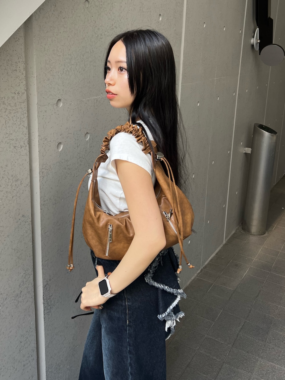 ホワイト系のTシャツ/カットソー、ブルー系のデニムパンツを着用したレディースの春コーディネートの4枚目の写真