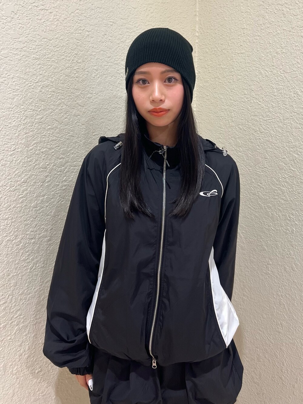 ブラック系のスカート、ブラック系のブルゾン、ブラック系のサンダルを着用したレディースの春コーディネートの4枚目の写真