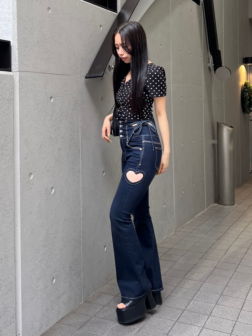 その他のTシャツ/カットソー、ブルー系のデニムパンツ、ブラック系のハンドバッグを着用したレディースの夏コーディネートの2枚目の写真