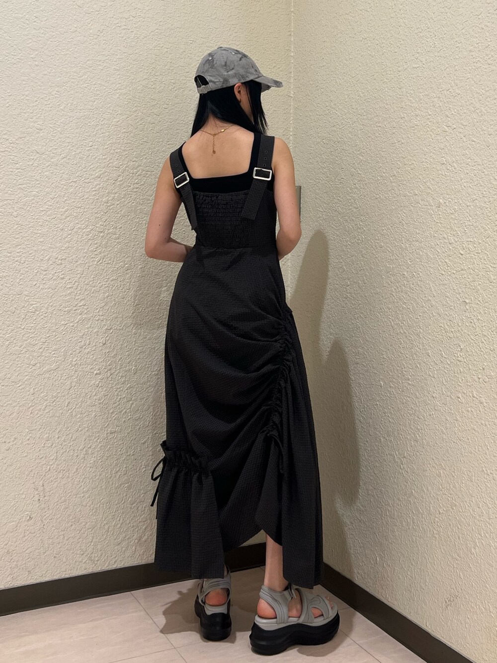 グレー系のワンピース、ホワイト系のハンドバッグ、グレー系のサンダルを着用したレディースの春コーディネートの3枚目の写真