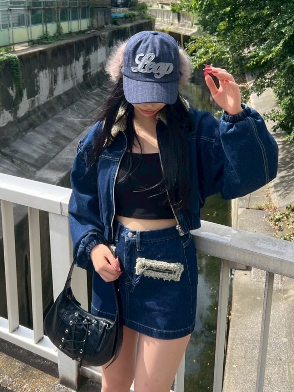 ブラック系のTシャツ/カットソー、ブルー系のブルゾン、ブルー系のスカートを着用したレディースの秋コーディネートの4枚目の写真