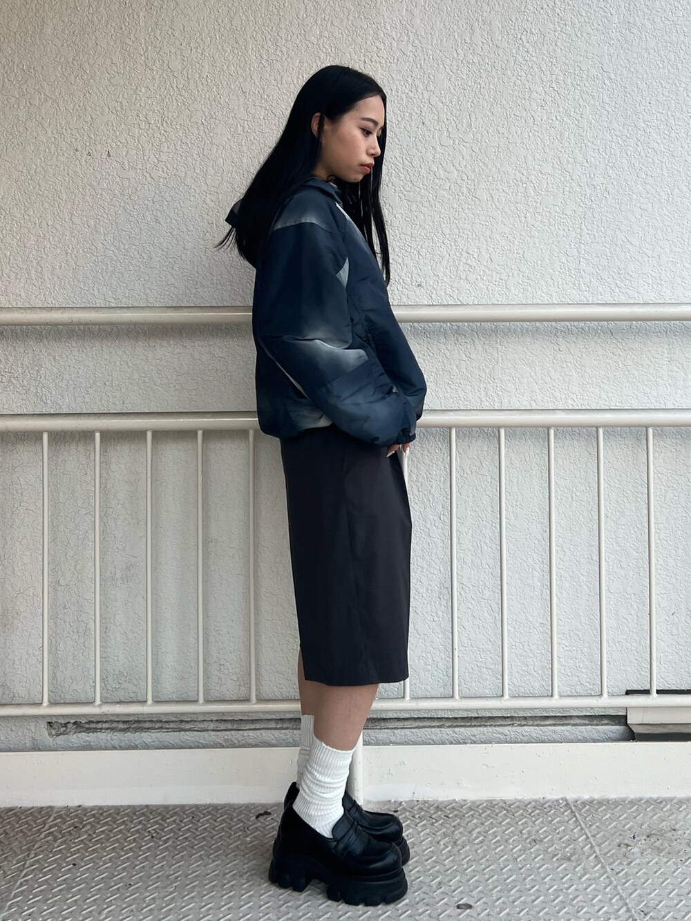 その他のブルゾン、グレー系のその他パンツ、ブラック系のローファーを着用したレディースの春コーディネートの2枚目の写真