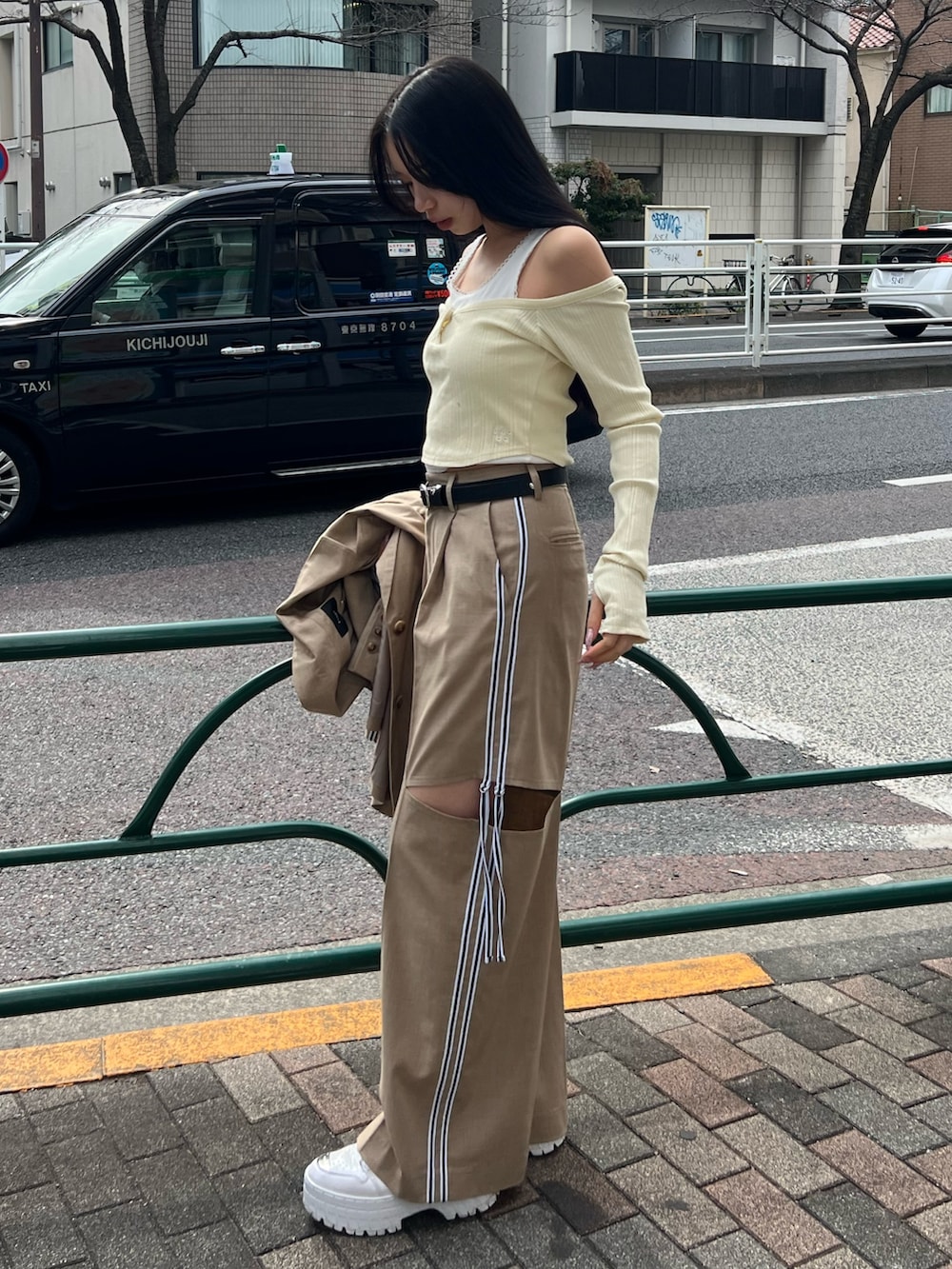 ベージュ系のその他パンツ、ホワイト系のTシャツ/カットソー、ベージュ系のテーラードジャケットを着用したレディースの春コーディネートの2枚目の写真