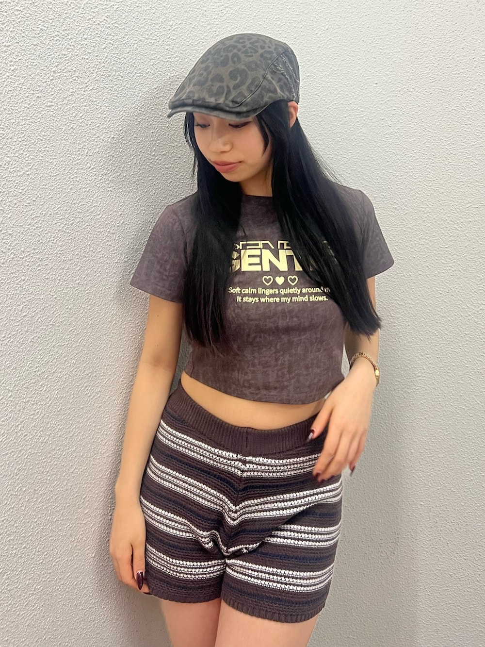 ブラウン系のTシャツ/カットソー、ブラウン系のその他パンツ、ブラック系のブーツを着用したレディースの夏コーディネートの4枚目の写真