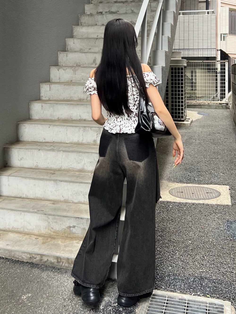 ブラック系のハンドバッグ、その他のシャツ/ブラウス、ブラック系のデニムパンツを着用したレディースの夏コーディネートの4枚目の写真