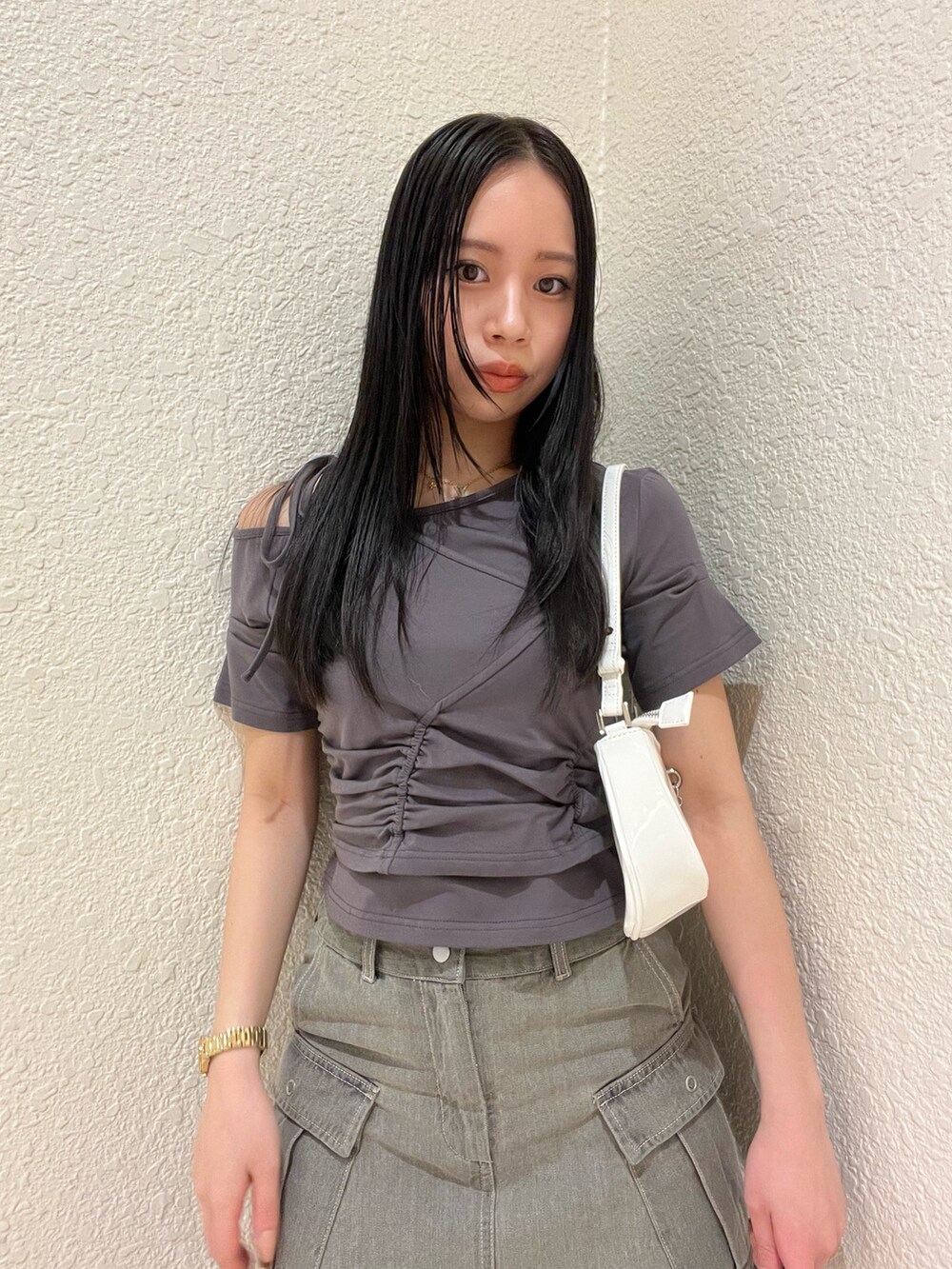 グレー系のTシャツ/カットソー、グレー系のスカート、ブラック系のサンダルを着用したレディースの春コーディネートの4枚目の写真