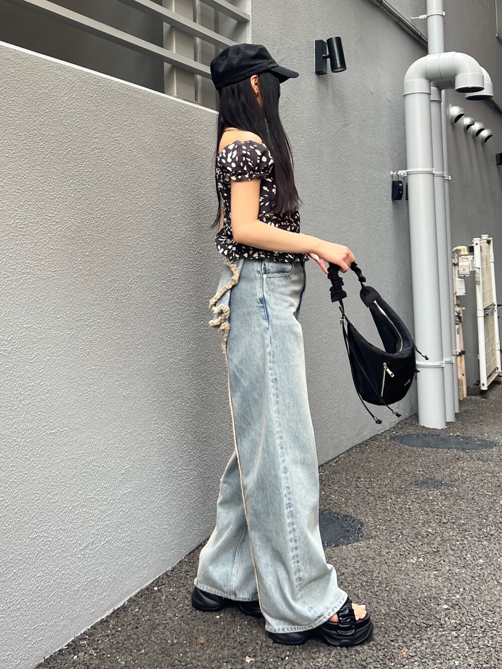 その他のシャツ/ブラウス、ブルー系のデニムパンツ、ブラック系のサンダルを着用したレディースの夏コーディネートの2枚目の写真