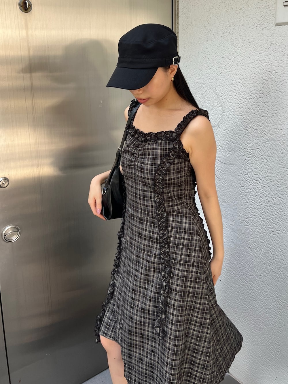ブラック系のワンピース、ブラック系のハンドバッグ、ブラック系のサンダルを着用したレディースの夏コーディネートの4枚目の写真