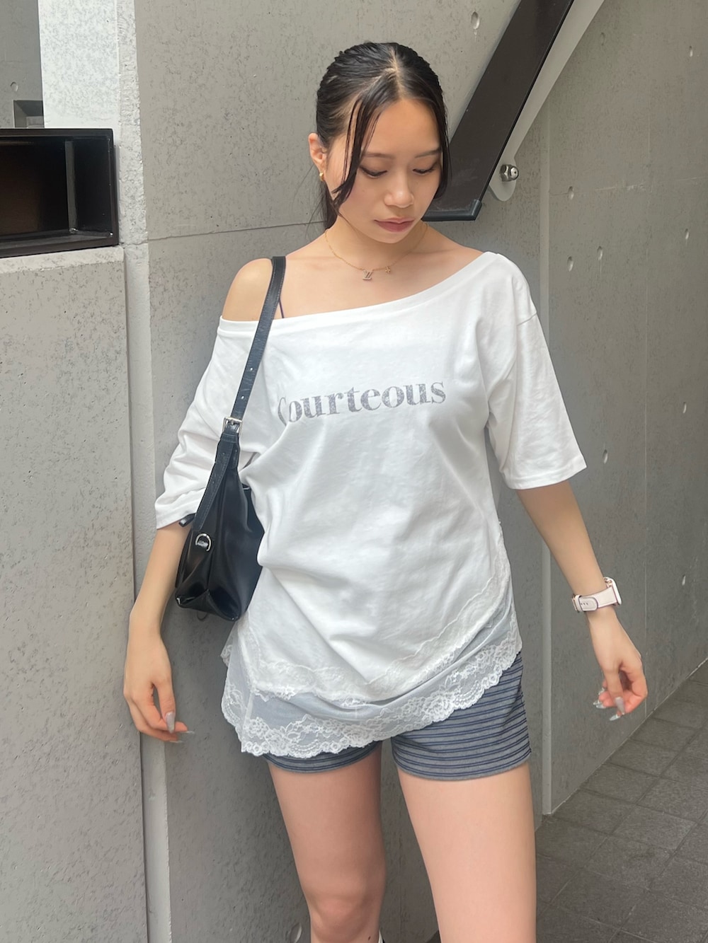 ホワイト系のTシャツ/カットソー、ブラック系のハンドバッグ、グレー系のその他パンツを着用したレディースの夏コーディネートの4枚目の写真