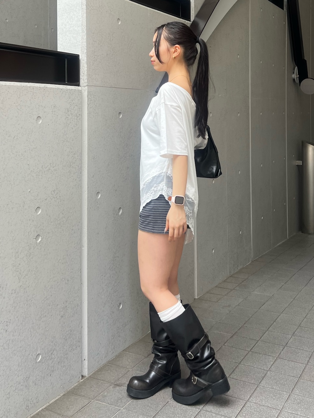 ホワイト系のTシャツ/カットソー、ブラック系のハンドバッグ、グレー系のその他パンツを着用したレディースの夏コーディネートの2枚目の写真