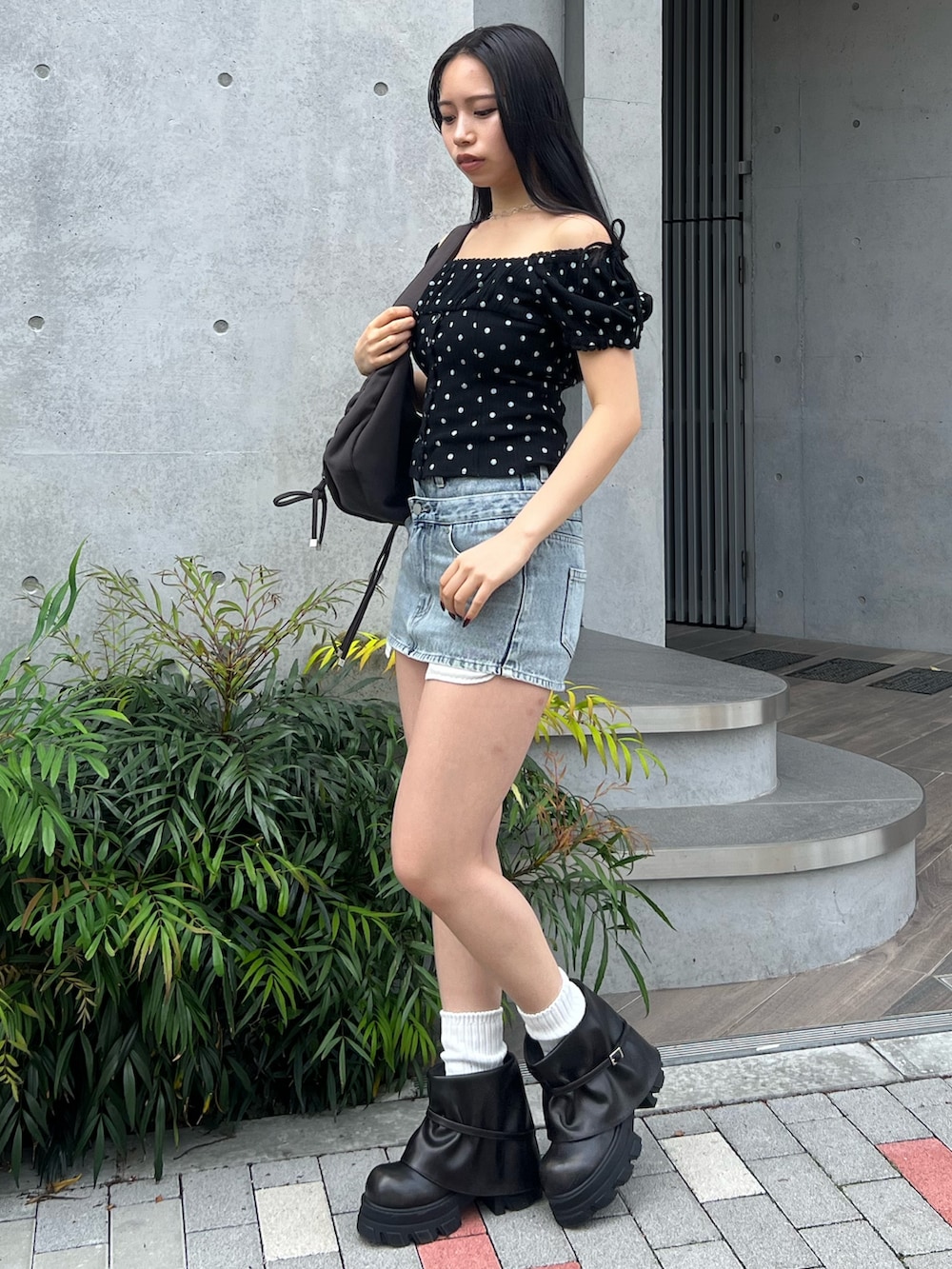 その他のTシャツ/カットソー、ブルー系のスカート、ブラック系のブーツを着用したレディースの夏コーディネートの2枚目の写真