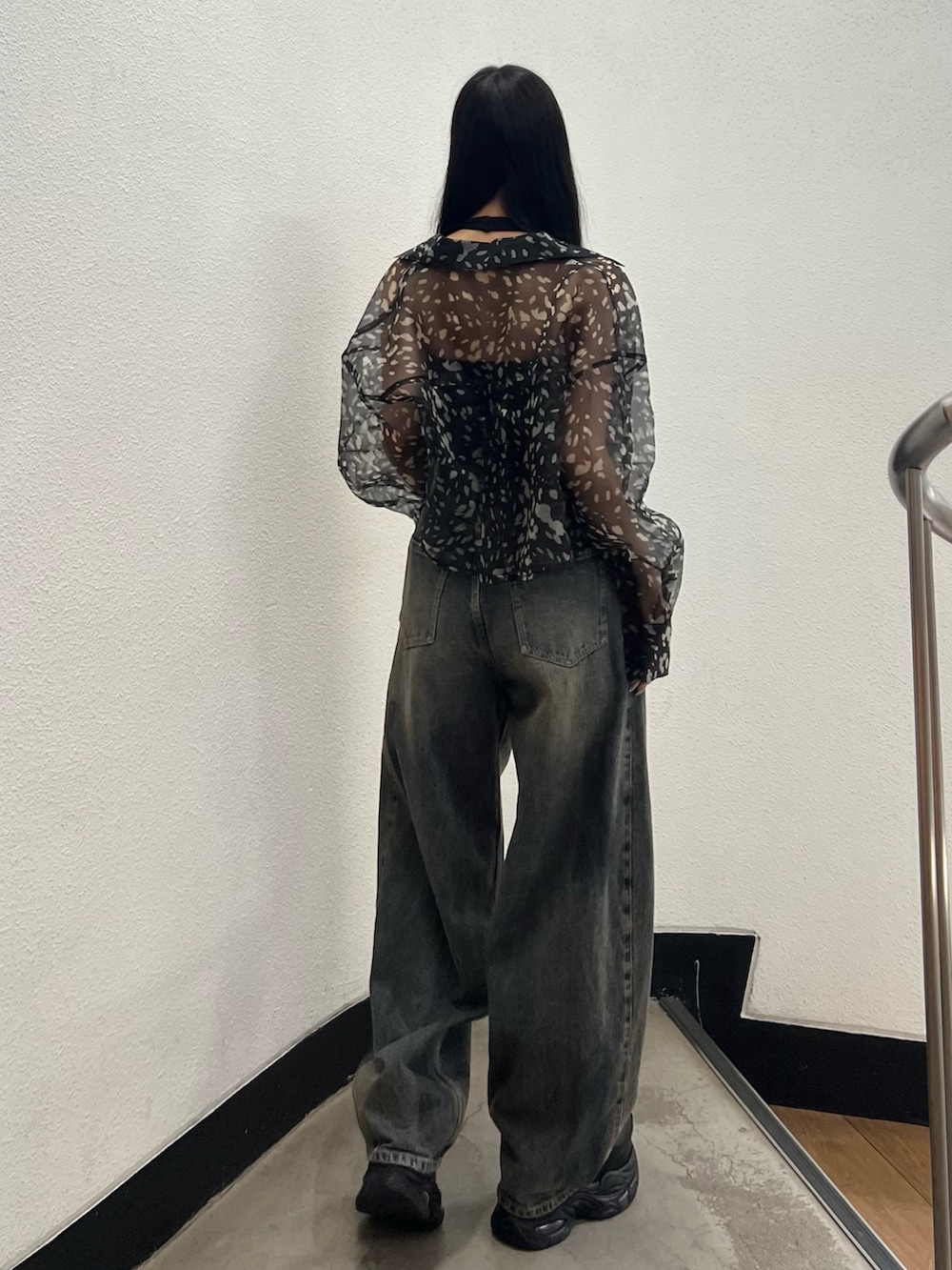 ブラック系のタンクトップ、その他のシャツ/ブラウス、ブルー系のデニムパンツを着用したレディースの夏コーディネートの3枚目の写真