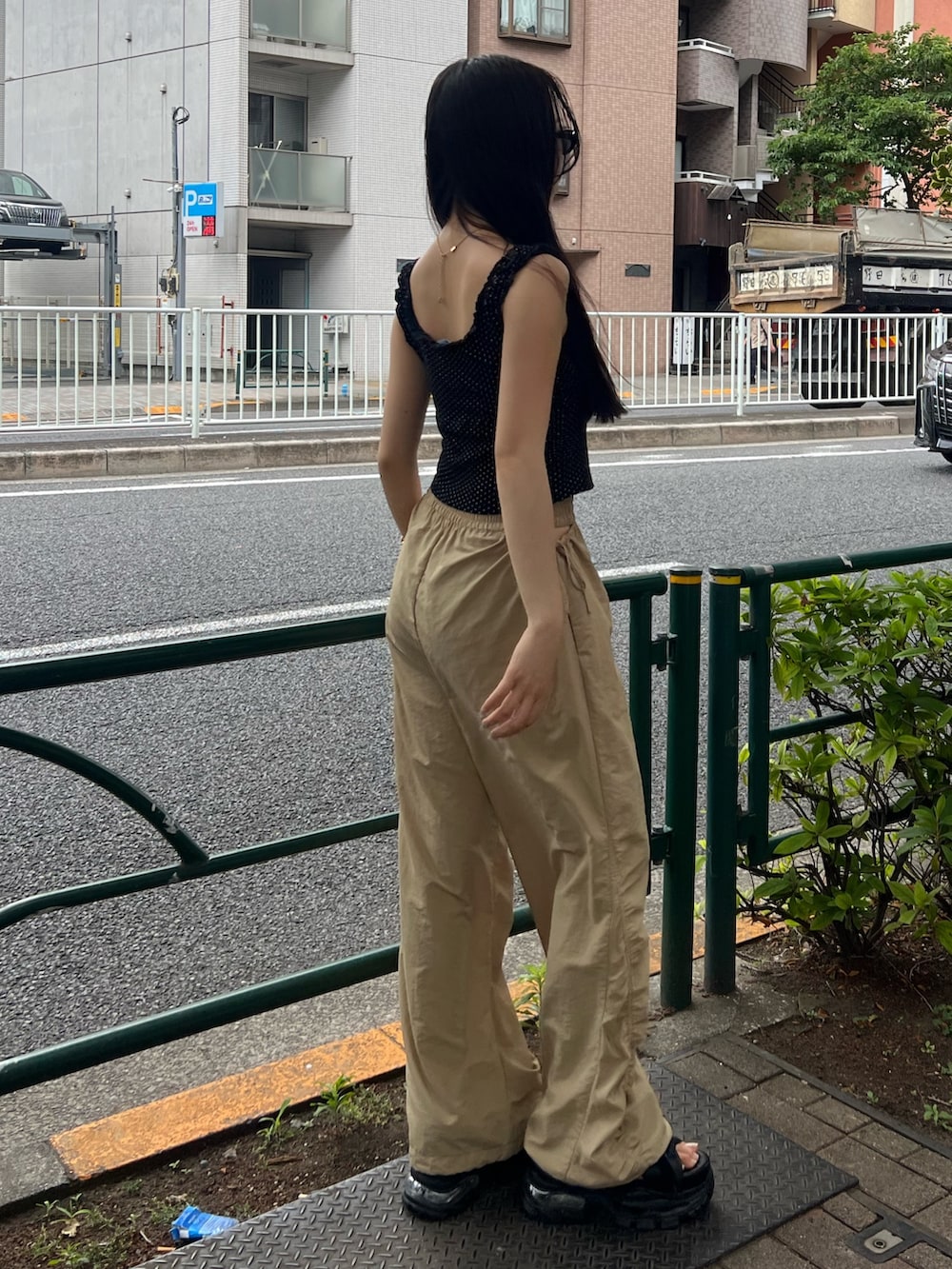 その他のタンクトップ、ベージュ系のその他パンツ、ブラック系のサンダルを着用したレディースの夏コーディネートの3枚目の写真
