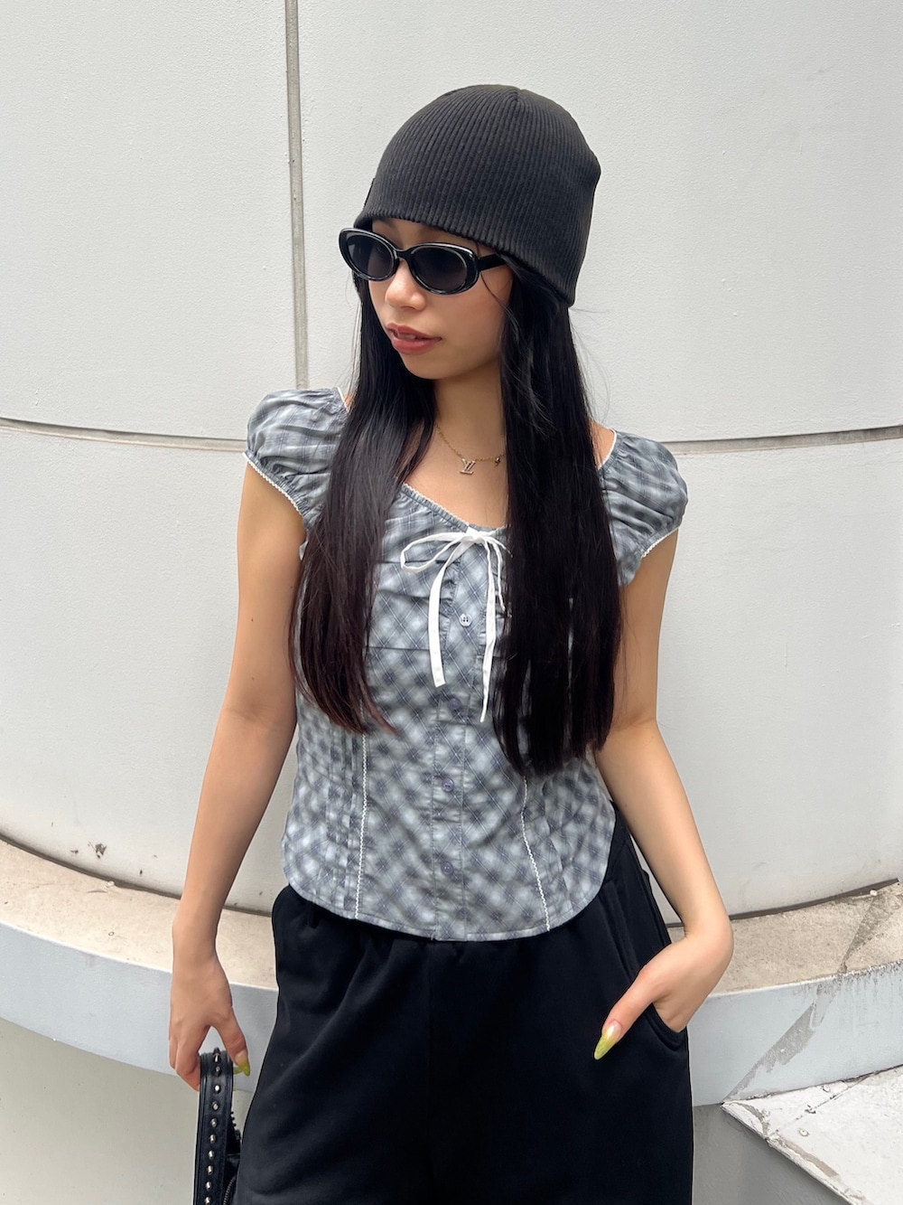 ブラウン系のTシャツ/カットソー、ブラック系のスウェットパンツ、ブラック系のサンダルを着用したレディースの夏コーディネートの4枚目の写真