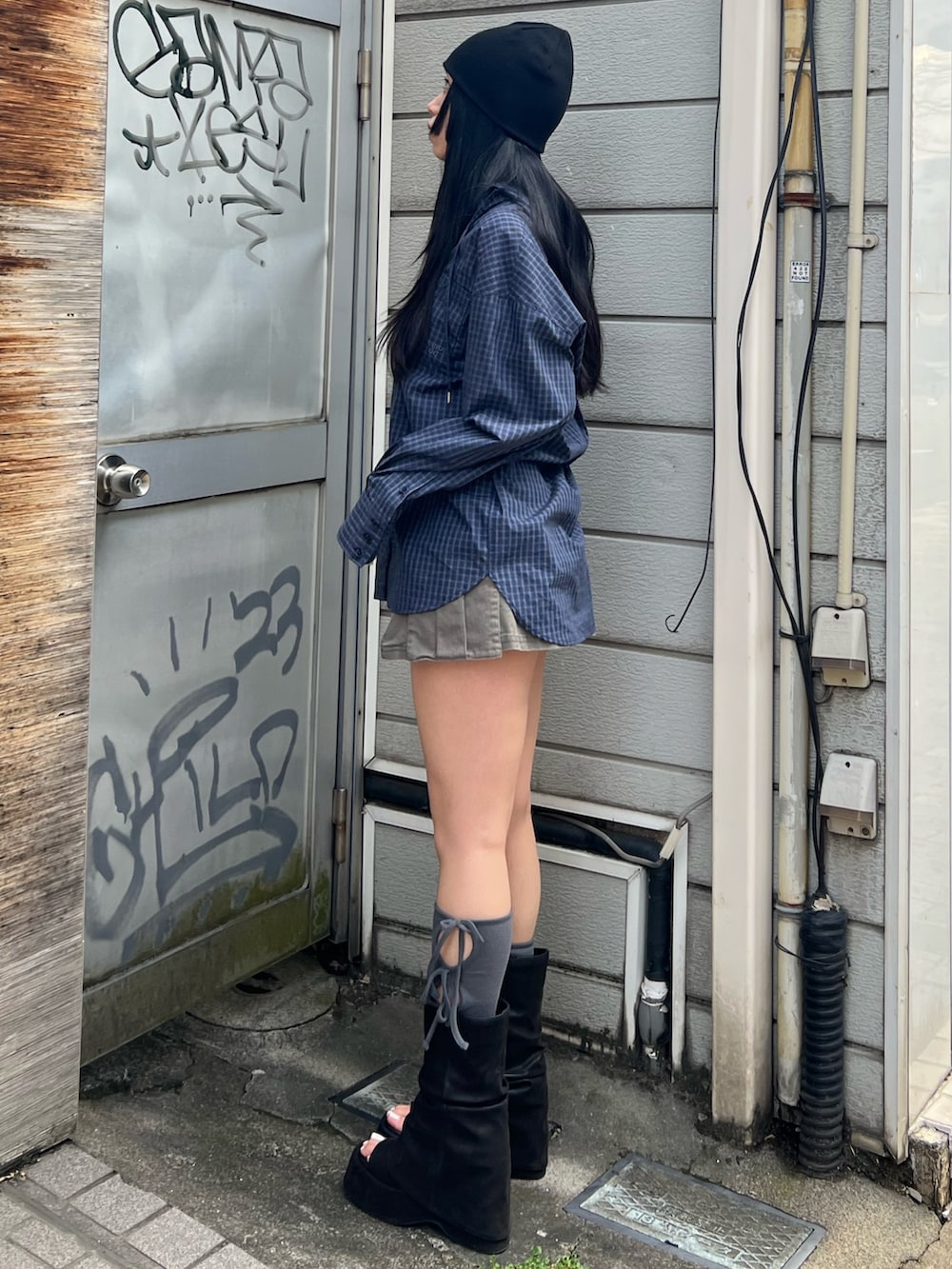 ブルー系のシャツ/ブラウス、ベージュ系のスカート、ブラック系のサンダルを着用したレディースの冬コーディネートの2枚目の写真