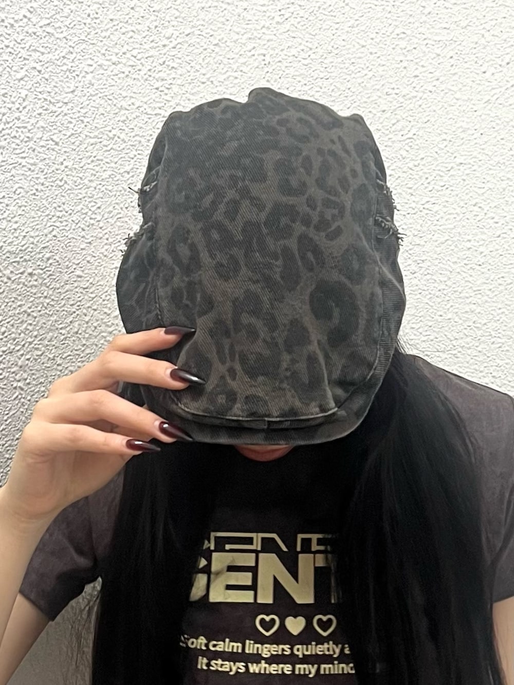 ブラウン系のTシャツ/カットソー、ブラウン系のその他パンツ、ブラック系のブーツを着用したレディースの夏コーディネートの5枚目の写真