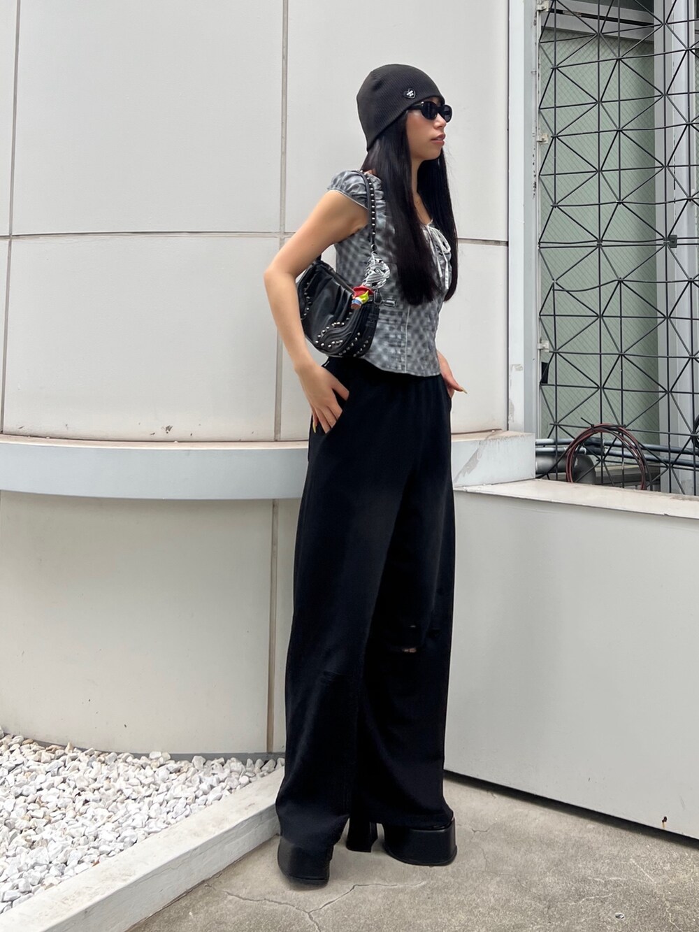 ブラウン系のTシャツ/カットソー、ブラック系のスウェットパンツ、ブラック系のサンダルを着用したレディースの夏コーディネートの2枚目の写真