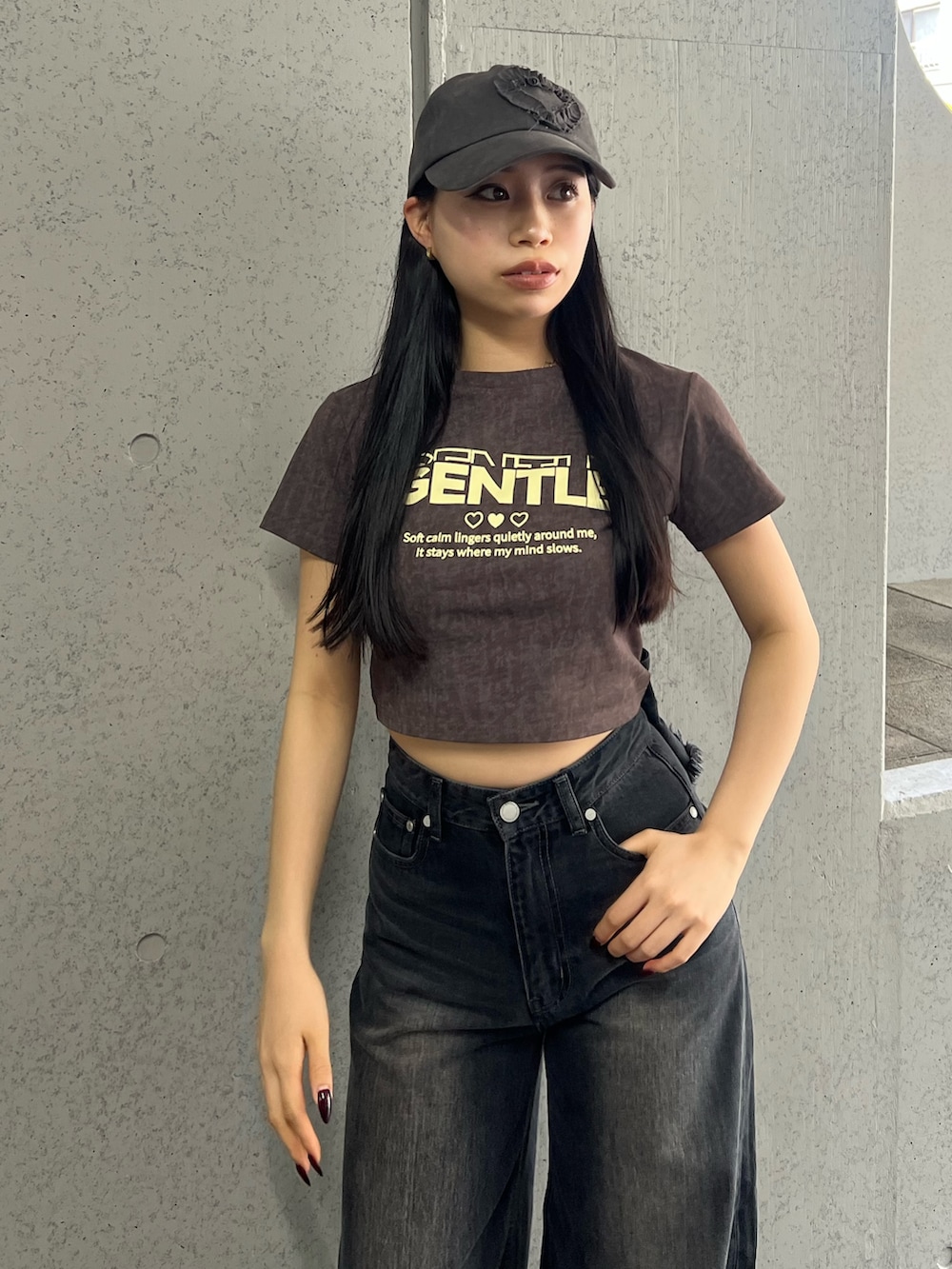 ブラウン系のTシャツ/カットソー、ホワイト系のサンダル、ブラック系のデニムパンツを着用したレディースの夏コーディネートの4枚目の写真