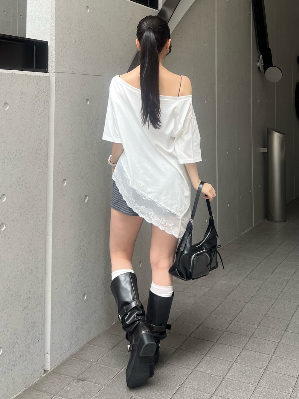 ホワイト系のTシャツ/カットソー、ブラック系のハンドバッグ、グレー系のその他パンツを着用したレディースの夏コーディネートの3枚目の写真