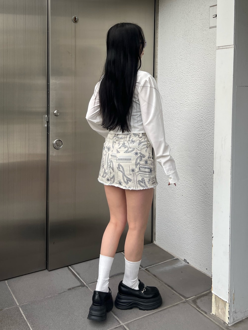 ホワイト系のシャツ/ブラウス、ホワイト系のスカート、ブラック系のローファーを着用したレディースの春コーディネートの3枚目の写真