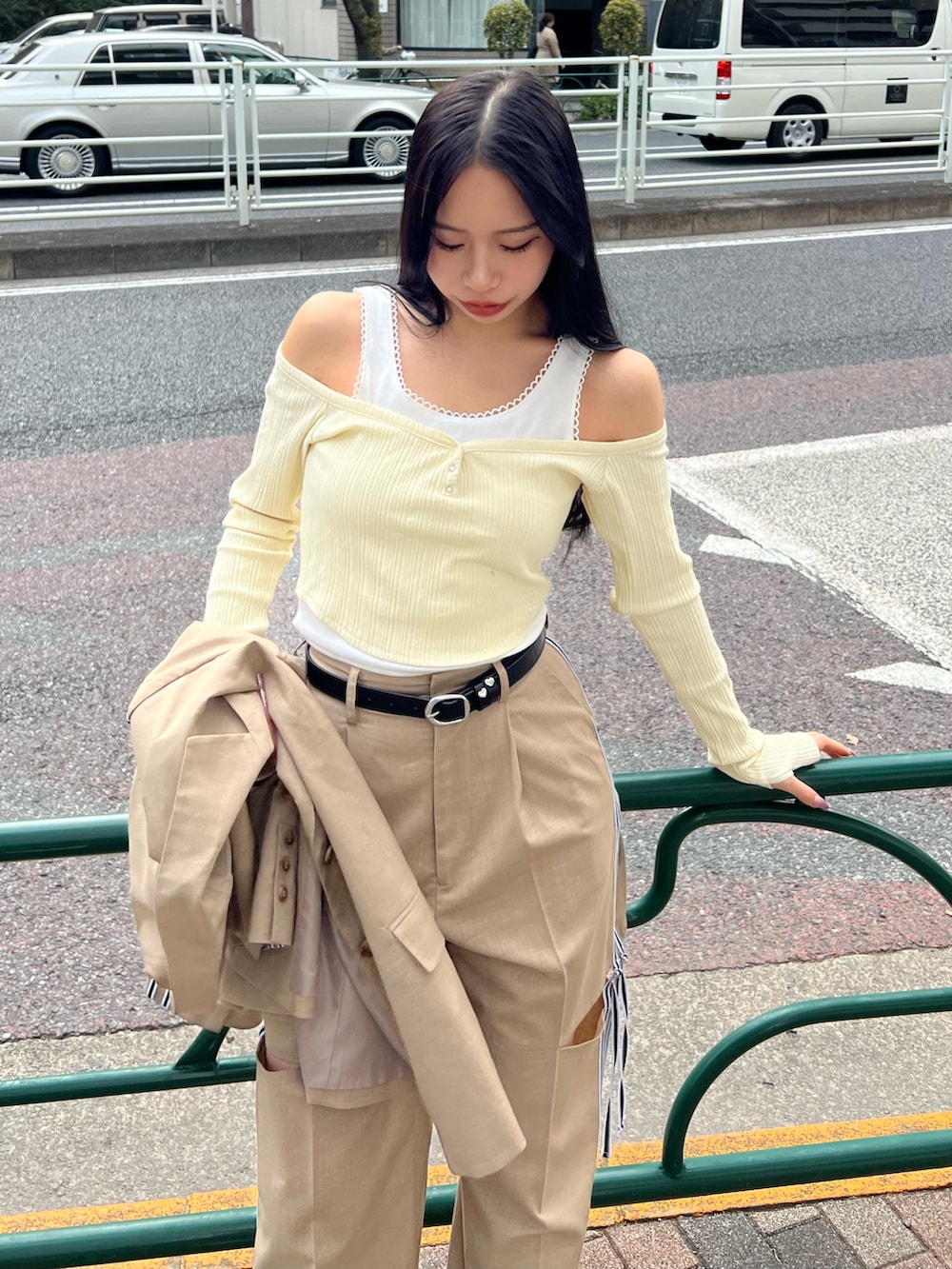 ベージュ系のその他パンツ、ホワイト系のTシャツ/カットソー、ベージュ系のテーラードジャケットを着用したレディースの春コーディネートの4枚目の写真