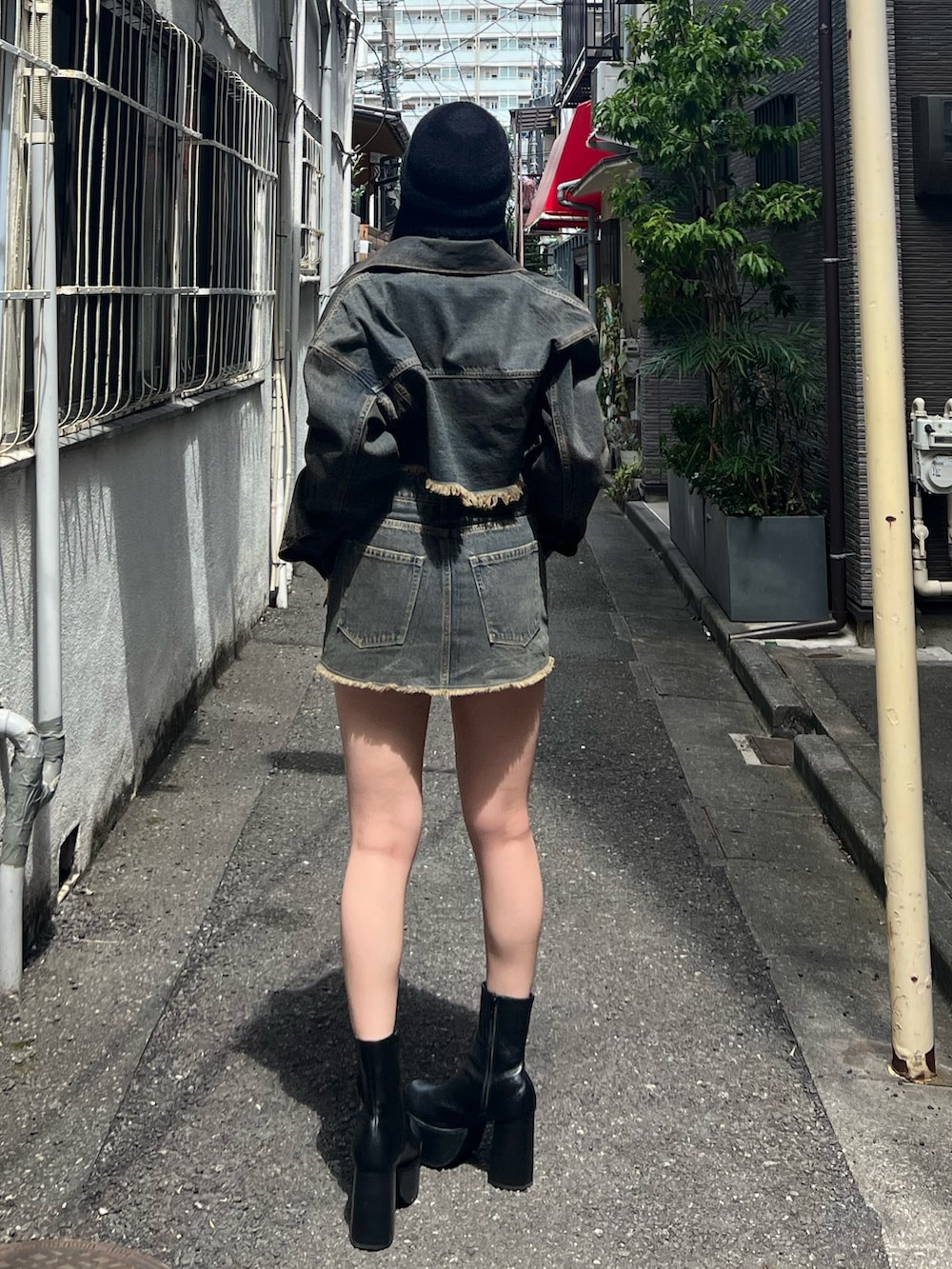 ブルー系のデニムジャケット、レッド系のTシャツ/カットソー、ブルー系のスカートを着用したレディースの夏コーディネートの3枚目の写真