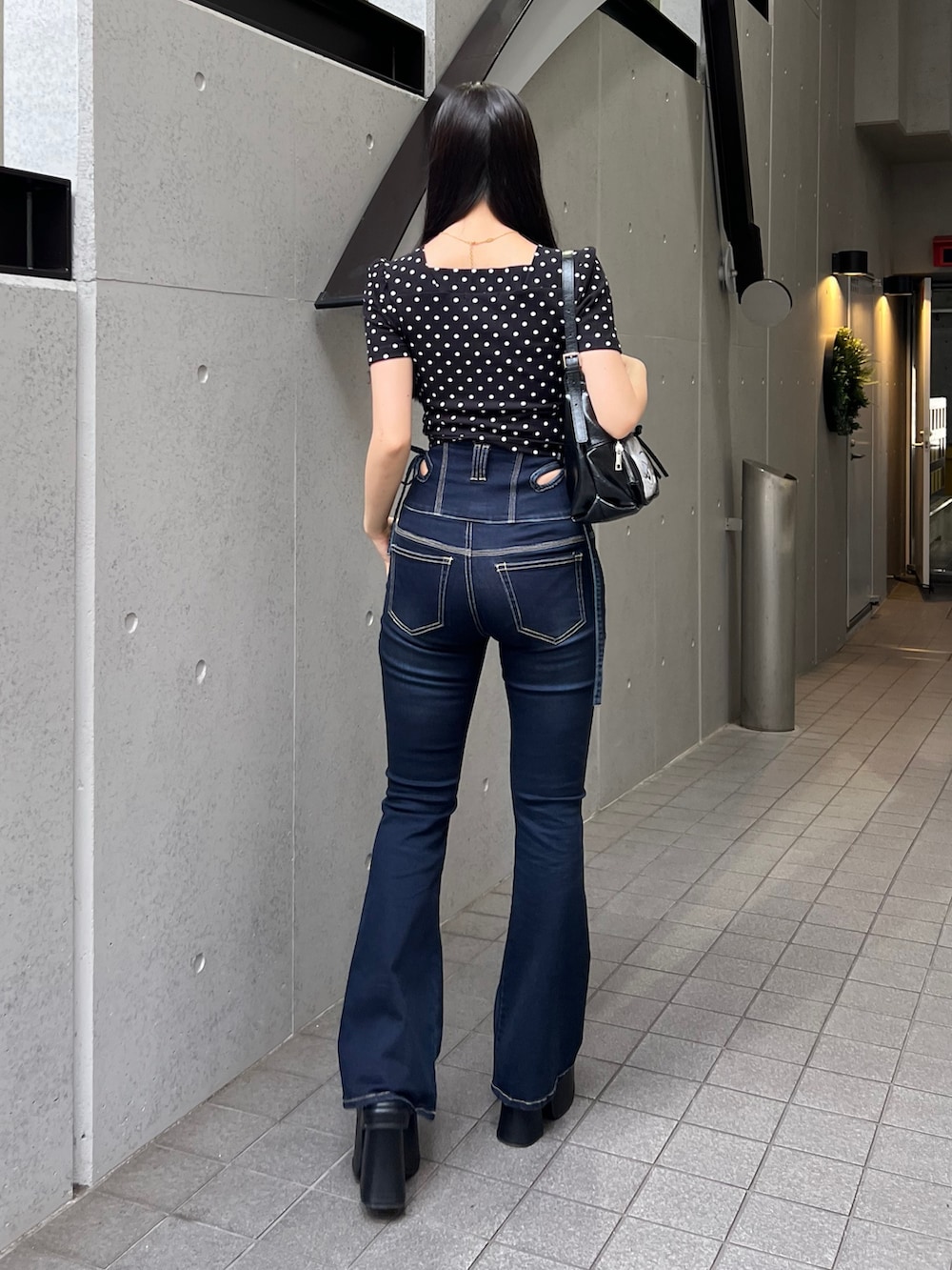 その他のTシャツ/カットソー、ブルー系のデニムパンツ、ブラック系のハンドバッグを着用したレディースの夏コーディネートの3枚目の写真