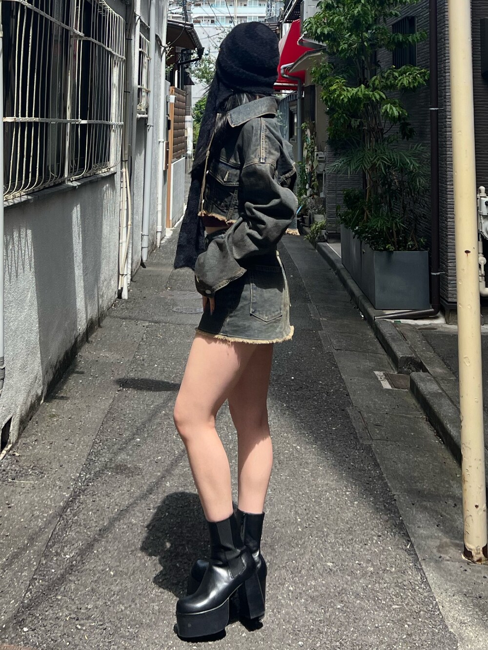 ブルー系のデニムジャケット、レッド系のTシャツ/カットソー、ブルー系のスカートを着用したレディースの夏コーディネートの2枚目の写真