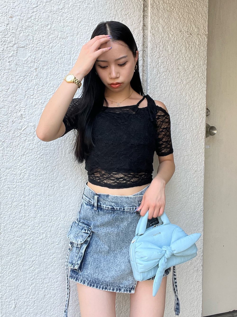 ブラック系のTシャツ/カットソー、ブルー系のスカート、ブラック系のサンダルを着用したレディースの夏コーディネートの4枚目の写真