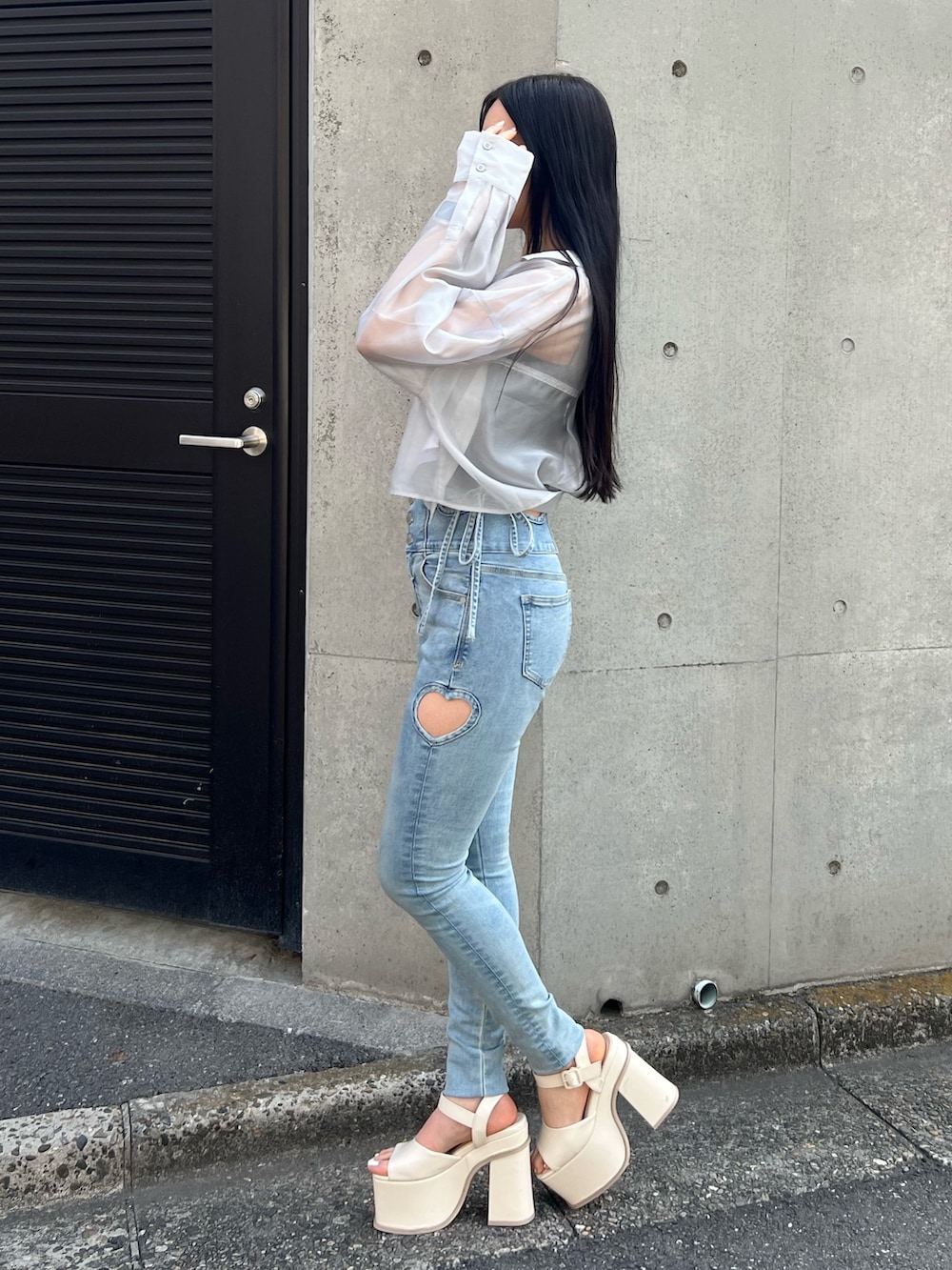 グレー系のシャツ/ブラウス、ブラック系のキャミソール、ブルー系のデニムパンツを着用したレディースの春コーディネートの2枚目の写真