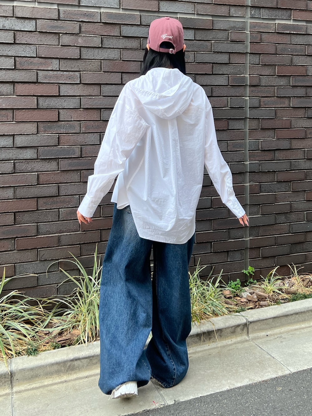 ホワイト系のシャツ/ブラウス、ブルー系のデニムパンツ、ブラック系のベルトを着用したレディースの春コーディネートの3枚目の写真